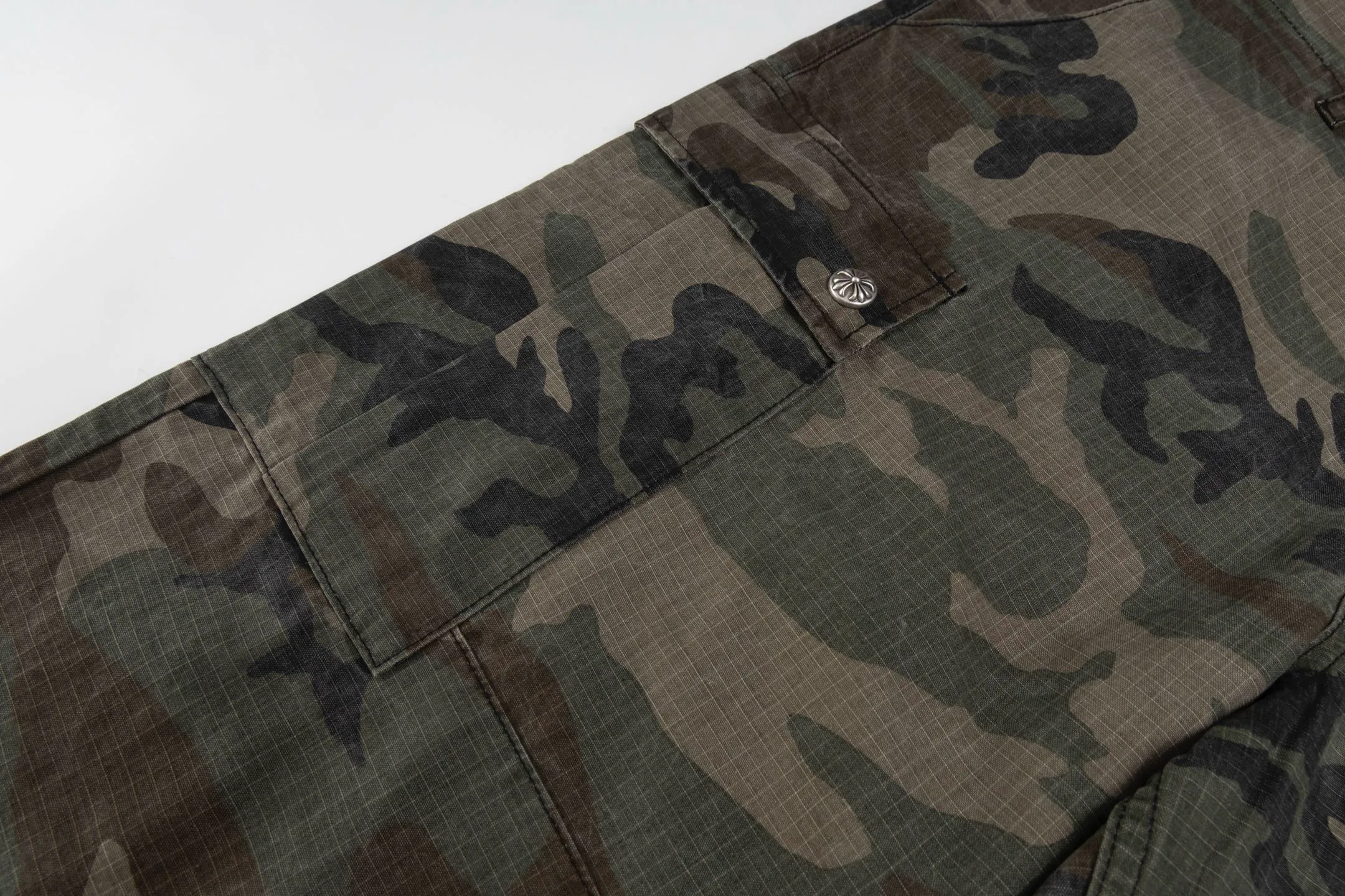 🅿️680 [Exclusive supply] CH Crow heart camouflage leather genuine antique silver work trousers. The fabric is made of custom-dyed fully divided camouflage, and the lining is CH jacquard lining. The minimum order is 1000 meters. There are 14 genuine antique silver hardware in the whole trousers. Half of the cost is spent on the hardware. The leather is made of imported lambskin, and the edge is made by hand. The embroidery on the waist is imported Tajima machine, precision embroidery. Size:32/34/36